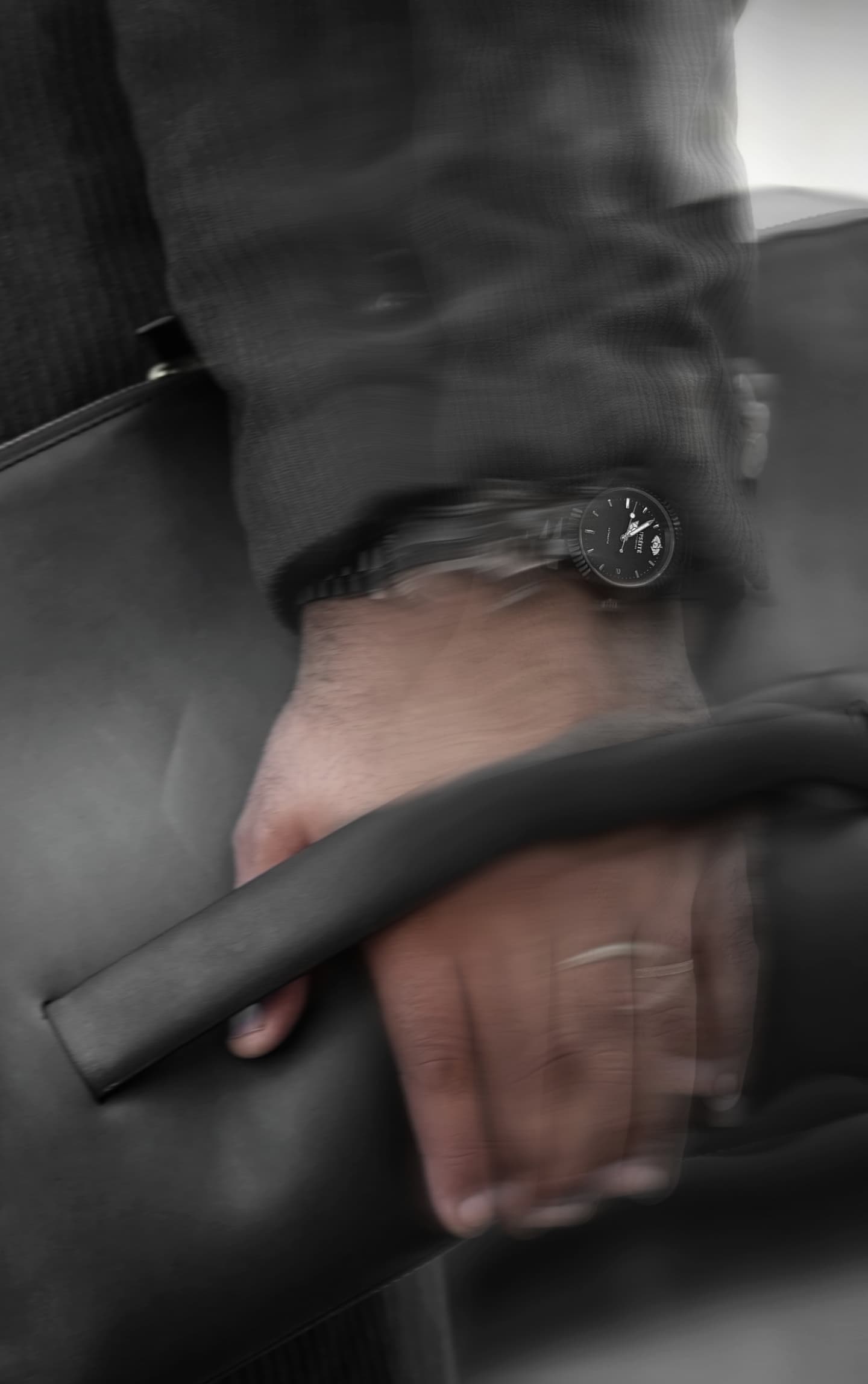 Story Instagram : montre noire au poignet, en mouvement