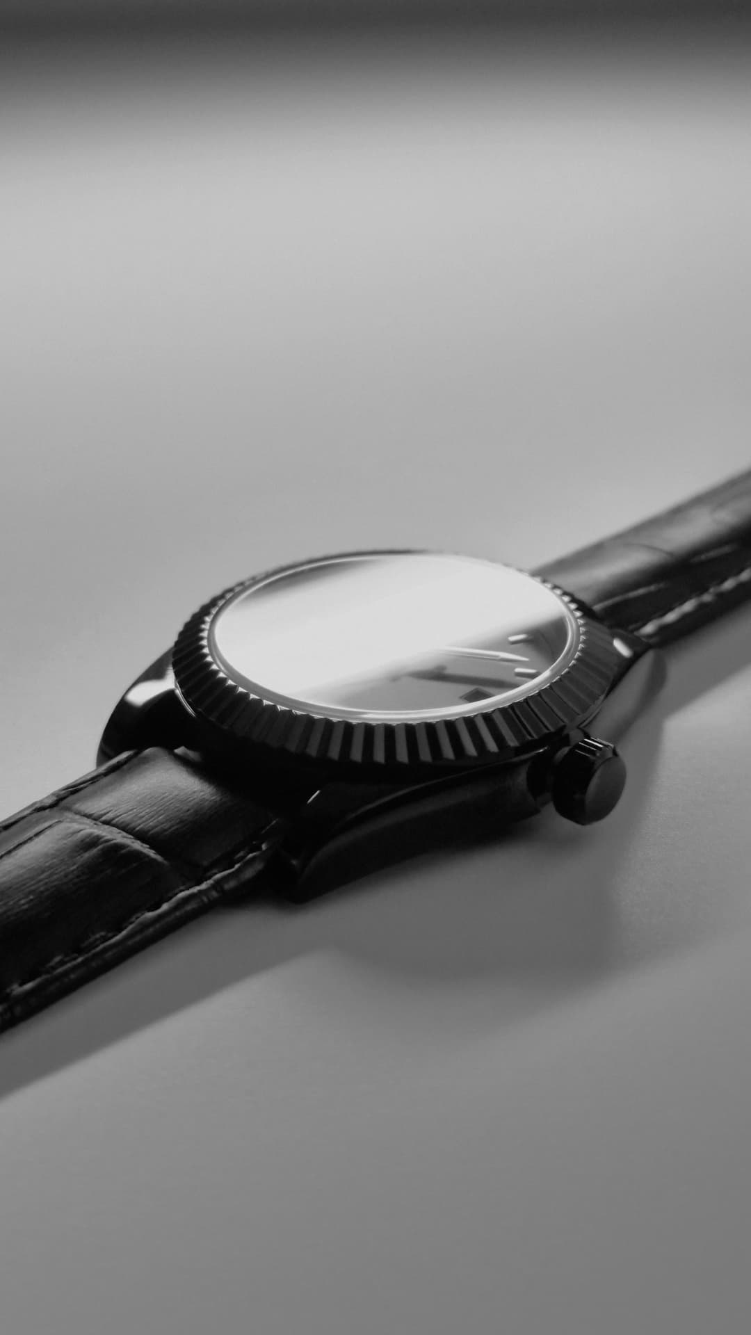 Story Instagram : montre à lunette cannelée en noir et blanc