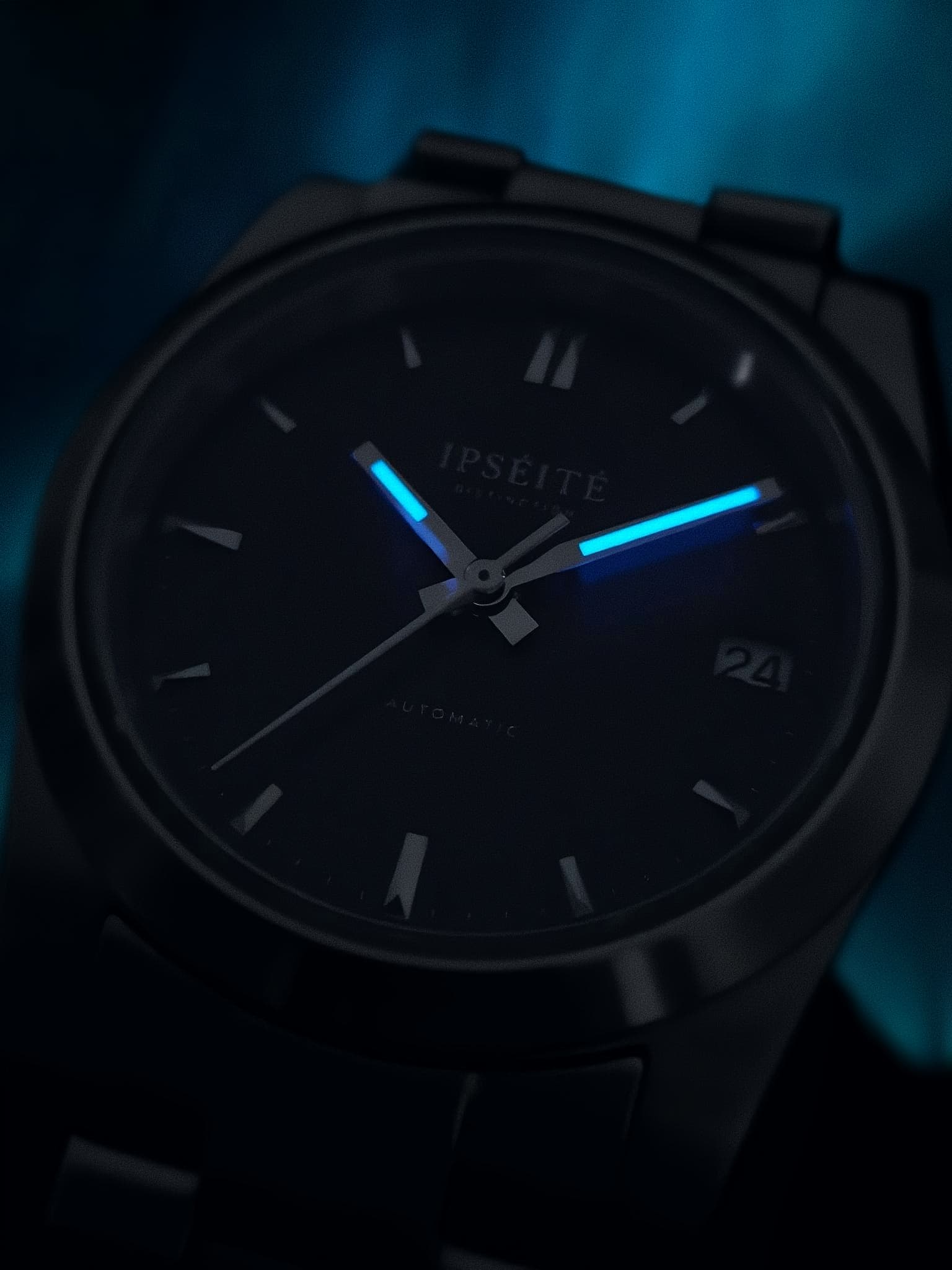 Distinction cadran noir, aiguilles luminescentes dans la pénombre