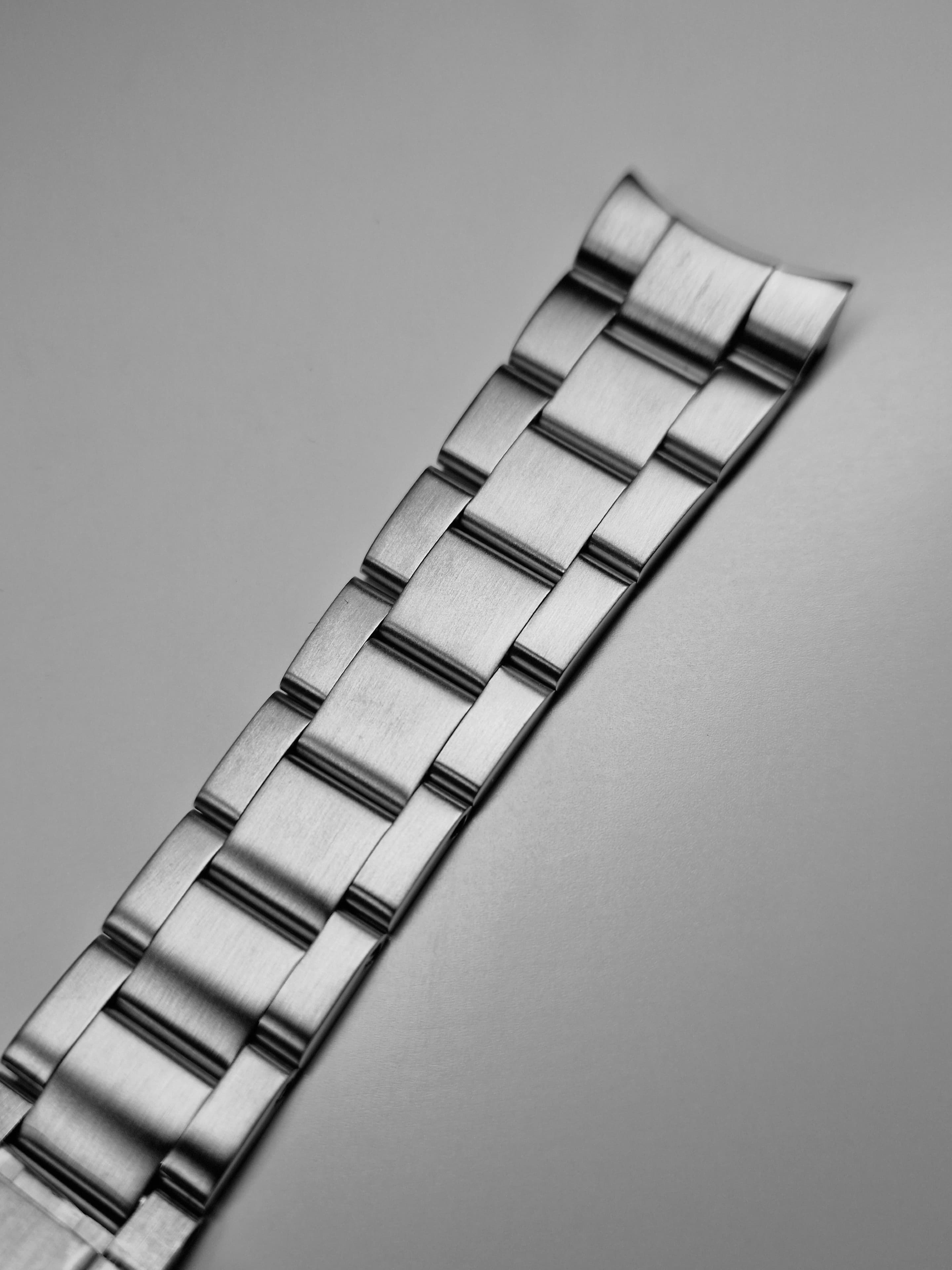 Bracelet acier d'IPSÉITÉ en gros plan