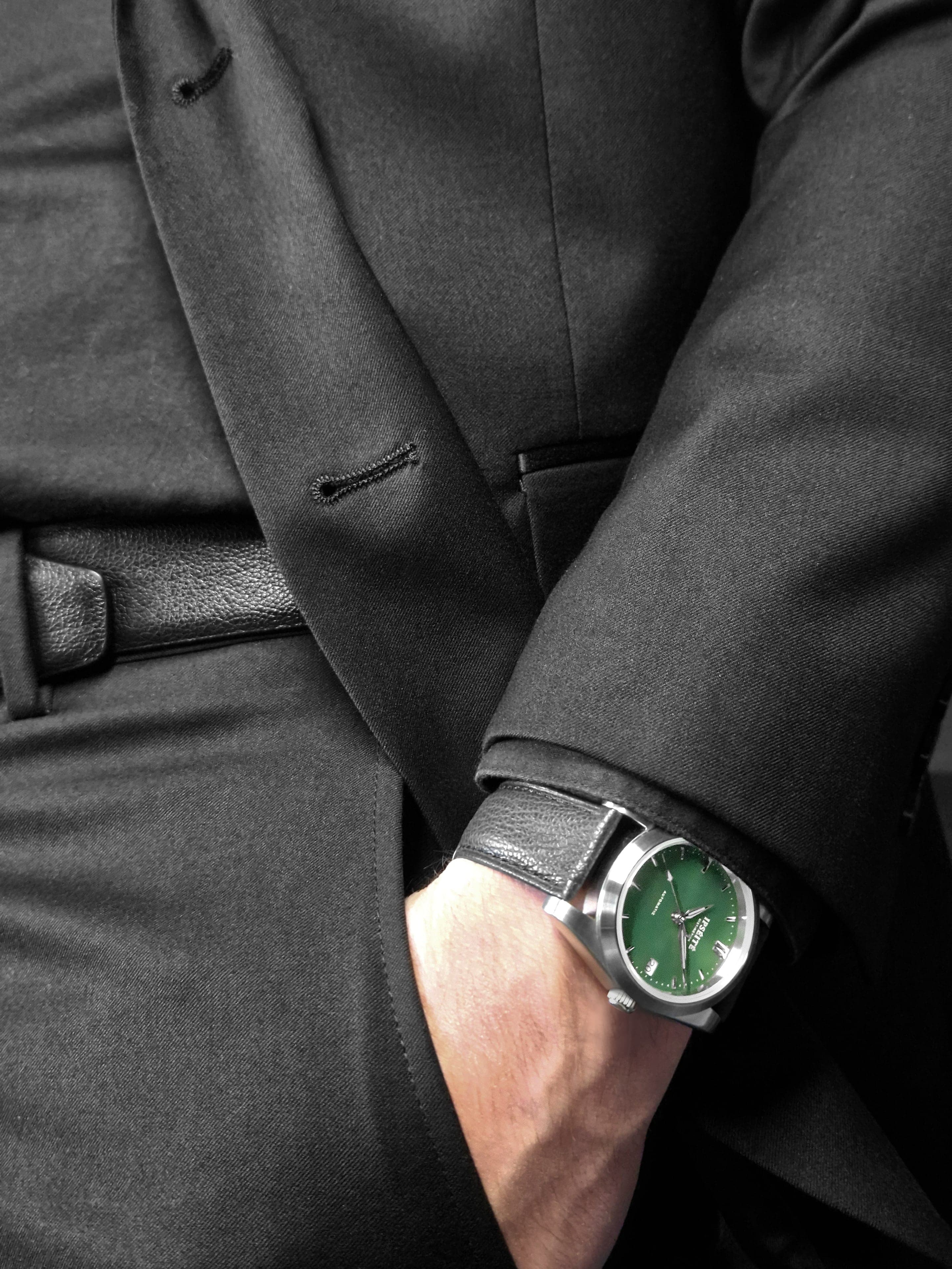Distinction cadran vert portée avec un costume noir