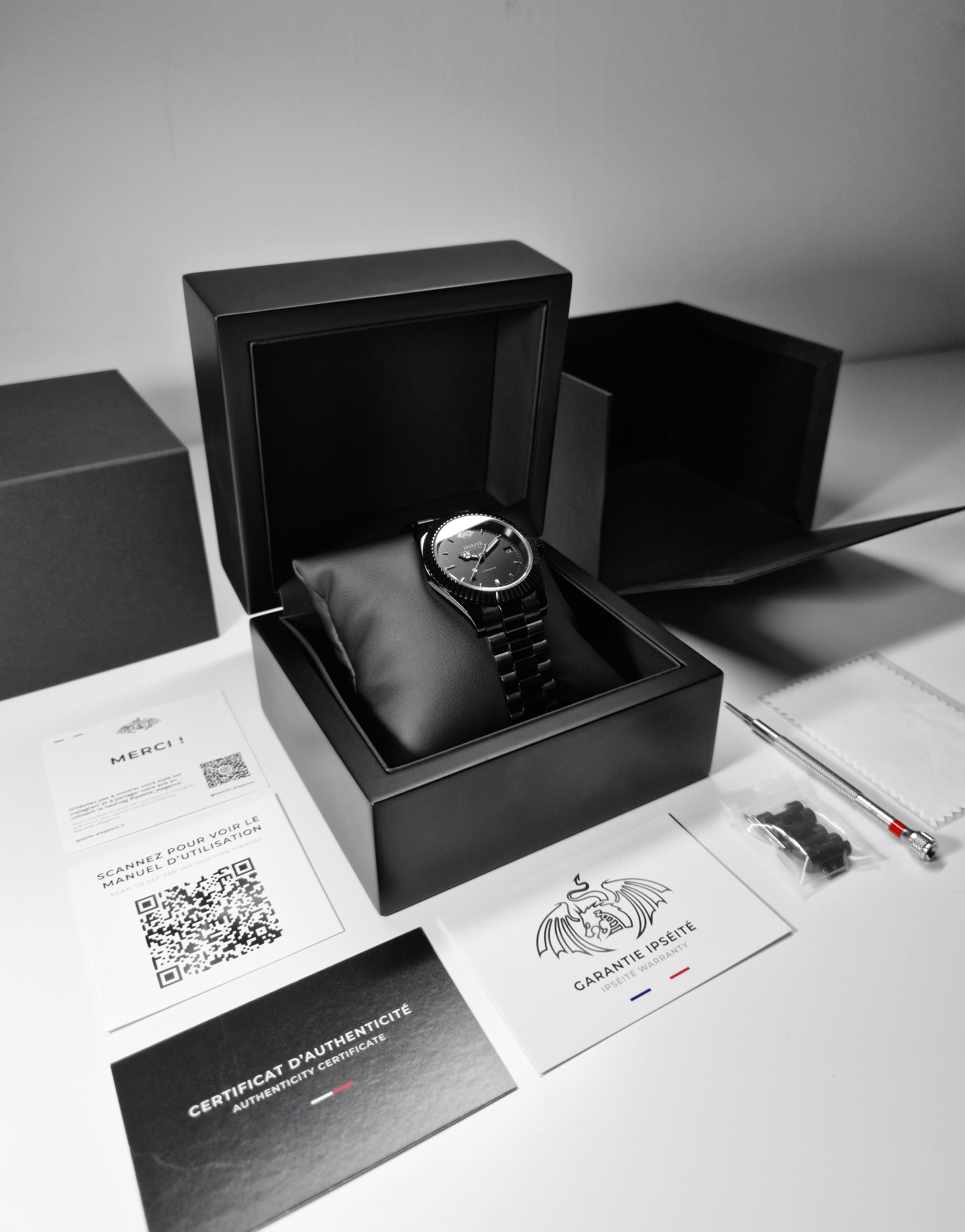 Coffret IPSÉITÉ ouvert, certificat, garantie et outil